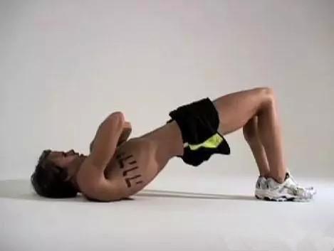 运动训练专门为跑步者设置的15分钟核心力量训练运动减肥