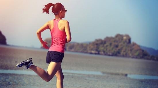 保持健康助跑者实现自我突破，身体疲惫索性休息！